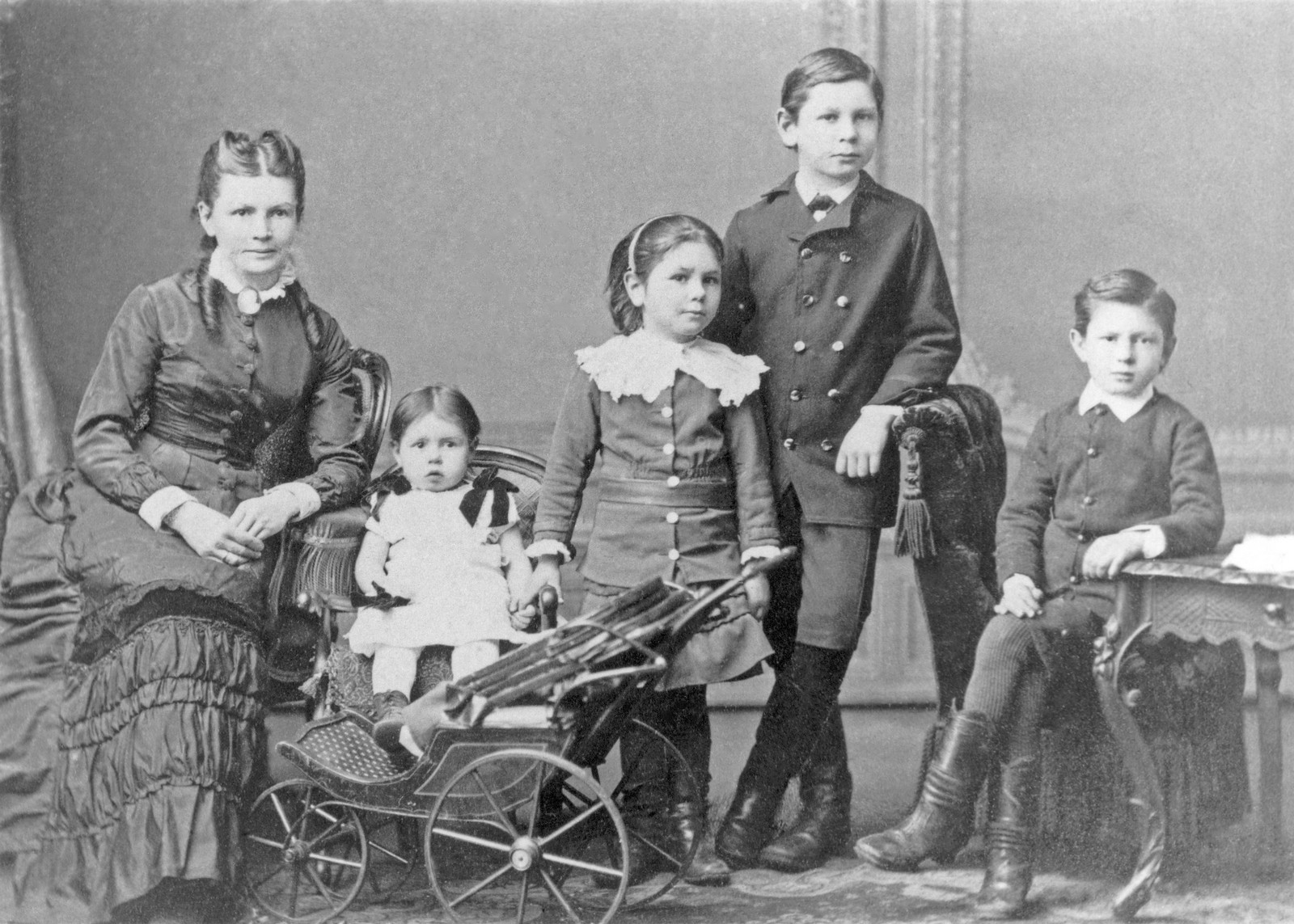 Берта Бенц с дочерьми Тильдой и Кларой, и с сыновьями Рихардом и Ойгеном
