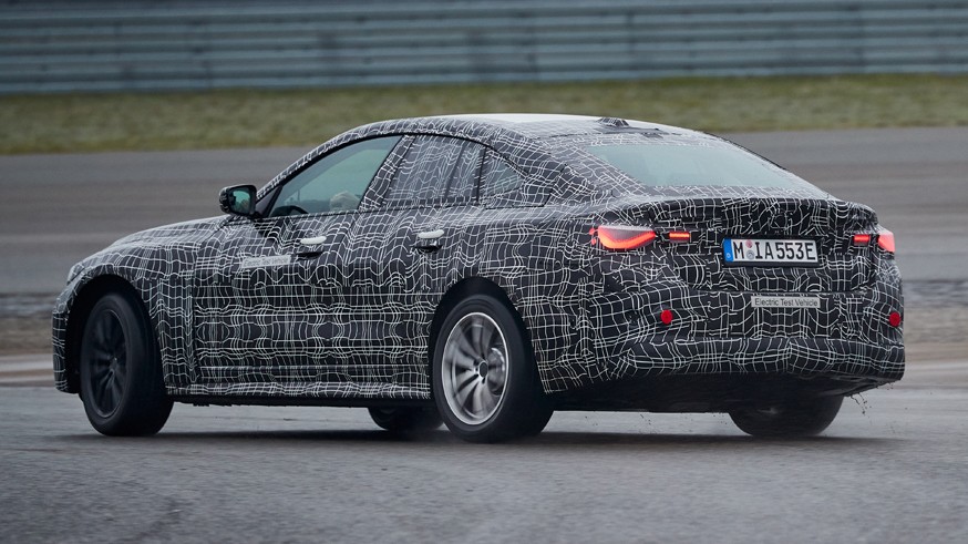 В преддверии скорой премьеры BMW показала седан i4 на новых кадрах