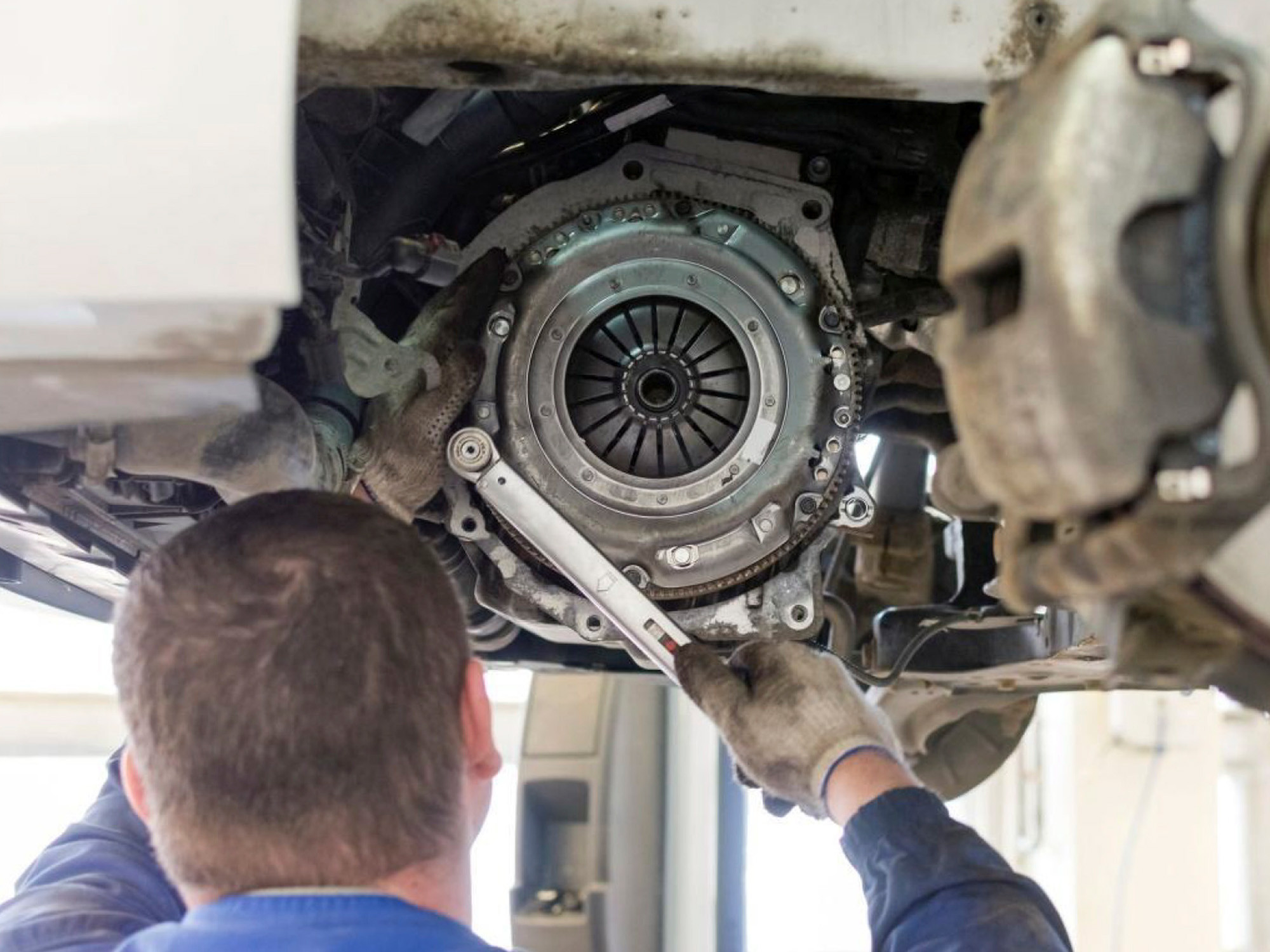 Цилиндр сцепления внутри коробки передач: кто и зачем придумал эту проблему для водителей