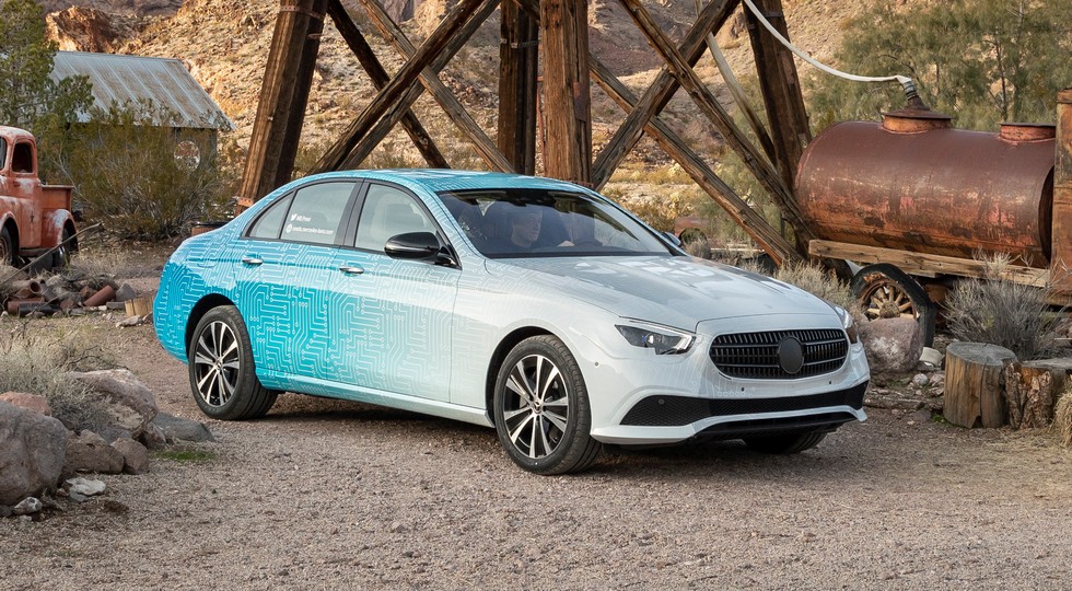 Mercedes E-Class блеснул новой оптикой: с «дешёвым» C-Class уже не перепутаешь