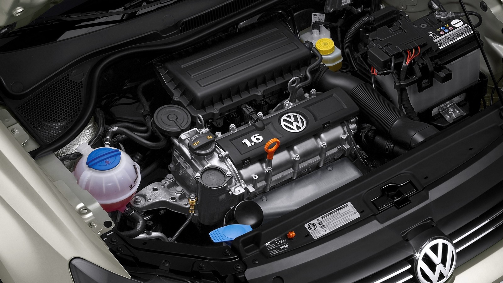 На фото: двигатель Volkswagen Polo Sedan '2010–15