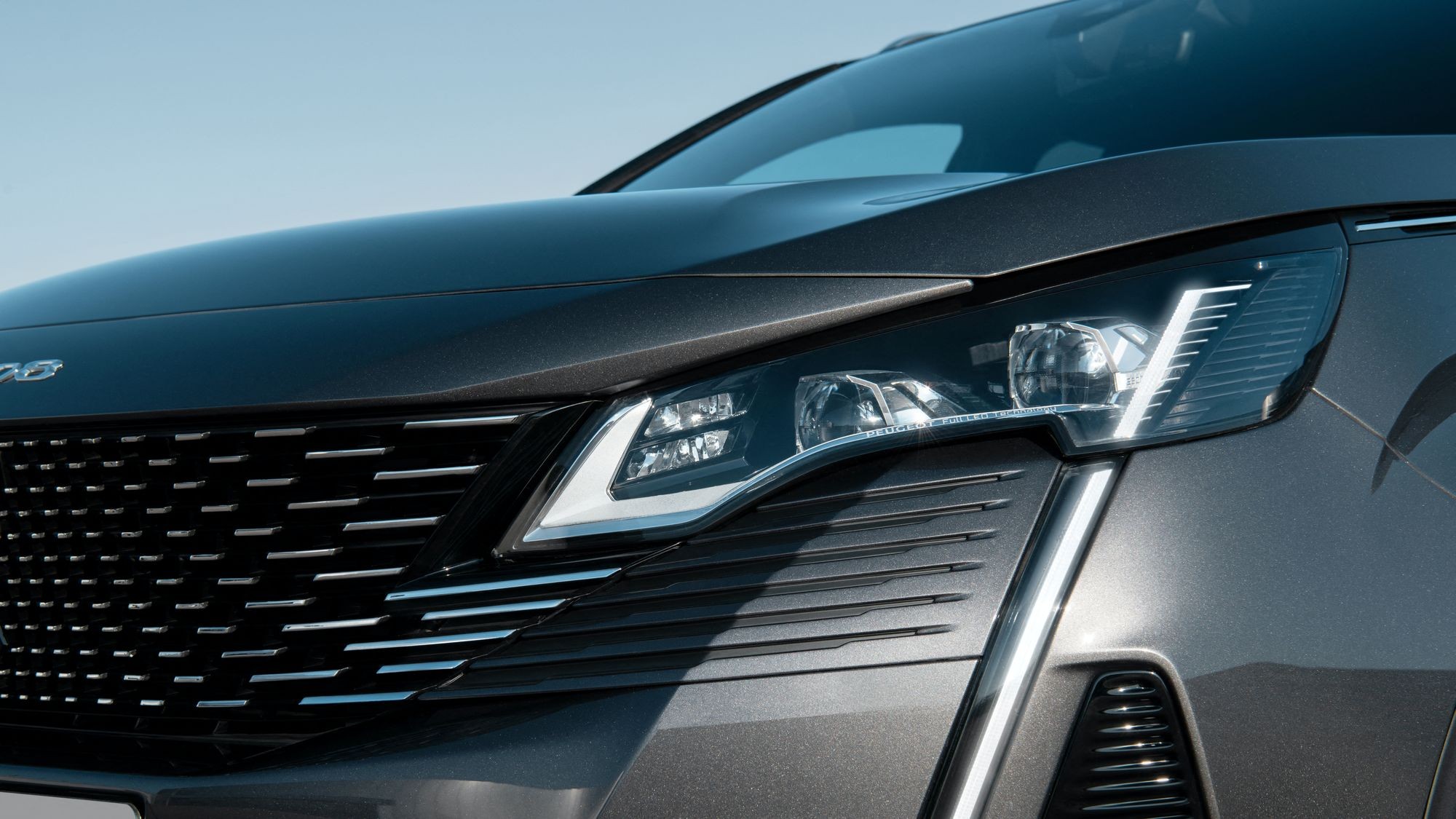 Обновлённый Peugeot 3008: теперь со светодиодными «клыками» и ночным «зрением»