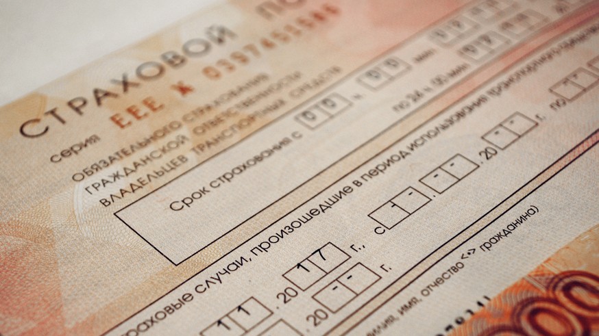 Однако те, кого комплекс фото- и видеофиксации нарушений ПДД всё-таки сумеет поймать без ОСАГО, будут получать «уведомления о факте совершения правонарушения» вместе с информацией о том, какое наказание их ждёт за это нарушение в дальнейшем. Напомним, сейчас размер штрафа за езду без действующего полиса составляет 800 рублей (или 400 рублей в случае уплаты со скидкой в течение первых 20 дней с момента выхода постановления).Напомним, ранее звучало предложение увеличить сумму взыскания за это нарушение правил дорожного движения до 2 тыс. рублей. Однако об инициативе давно ничего не было слышно.Как сообщает агентство « Москва » со ссылкой на пресс-службу ГИБДД, решение о проведении тестирования системы было принято в ходе совещания при председательстве замминистра финансов РФ Алексея Моисеева. Сроки испытательного периода в ведомстве не назвали, однако, можно предположить, что он стартует в ближайшее время. Тест проведут в столице России, Санкт-Петербурге и Казани.По окончанию тестирования в ГИБДД пообещали сказать о том, когда новые нормы действительно вступят в силу: то есть, когда камеры начнут именно штрафовать водителей без ОСАГО, а не просто «угрожать» им с помощью уведомлений.Ранее стало известно о том, что запуск системы откладывался, так как стороны не пришли к согласию о том, как именно штрафовать нарушителей. Либо штраф будет выписываться автовладельцу без ОСАГО каждый раз, когда он будет проезжать под камерой. Либо «письмо счастья» система будет формировать один раз в сутки. Либо у водителей будет фора в 10 дней (то есть камера ловит нарушителя, через 10 дней система проверит данные, и если полис так и не появился в базе, то автовладельцу светит штраф). В ГИБДД отметили, что остановились на последнем варианте.Но при этом, по данным издания, ГИБДД и Российский союз автостраховщиков (РСА) продолжают налаживать обмен информацией. Хотя ранее сообщалось, что в техническом плане всё уже давно готово . Отметим, что точные сроки реализации программы стороны по-прежнему не называют.Не известно о то, когда камеры начнут штрафовать водителей без диагностической карты. Напомним, в случае отсутствия этого документа штраф составит 2 тыс. рублей. Эта инициатива пока ещё обсуждается МВД совместно с другими заинтересованными ведомствами.