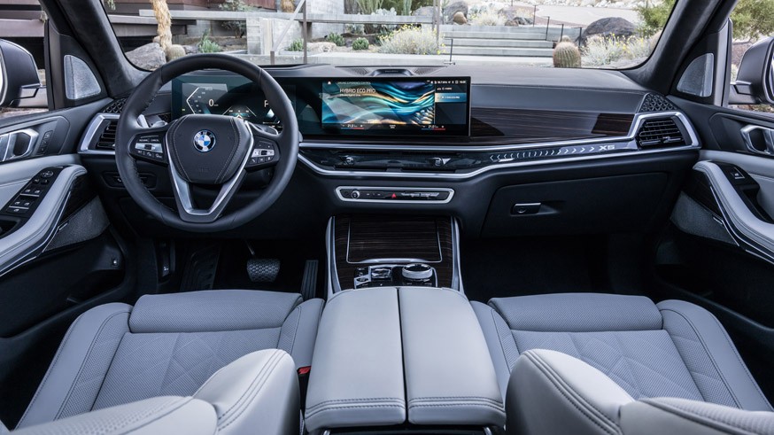 На фото: салон обновлённого кроссовера BMW X5