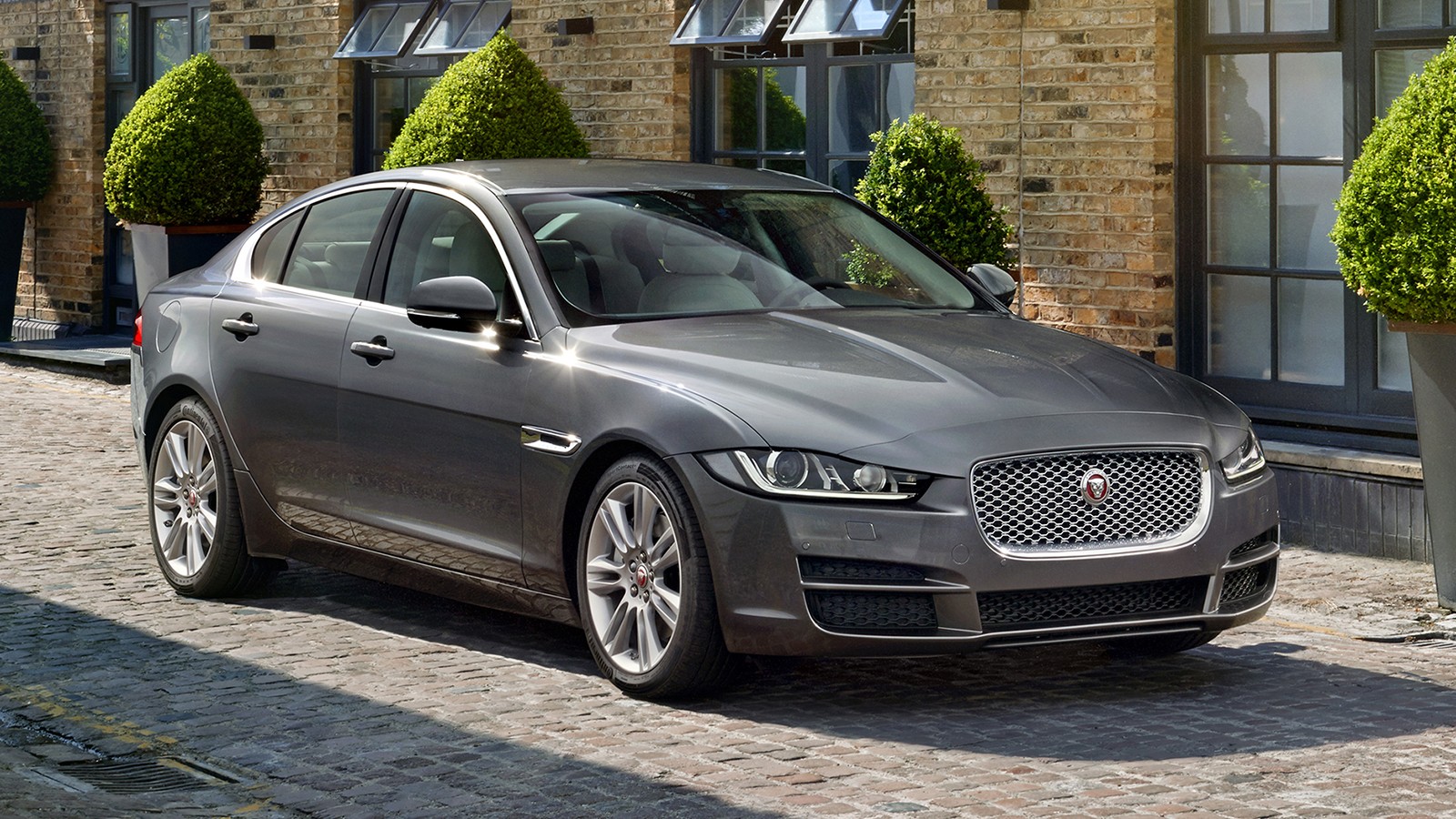 На фото: Jaguar XE