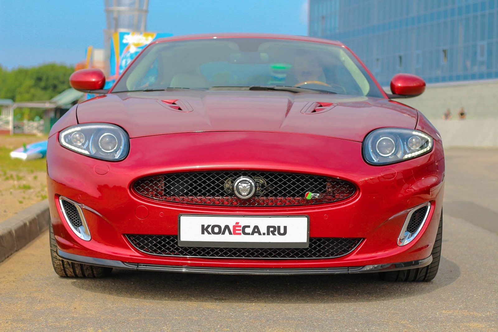 Jaguar XKR красный спереди (2)