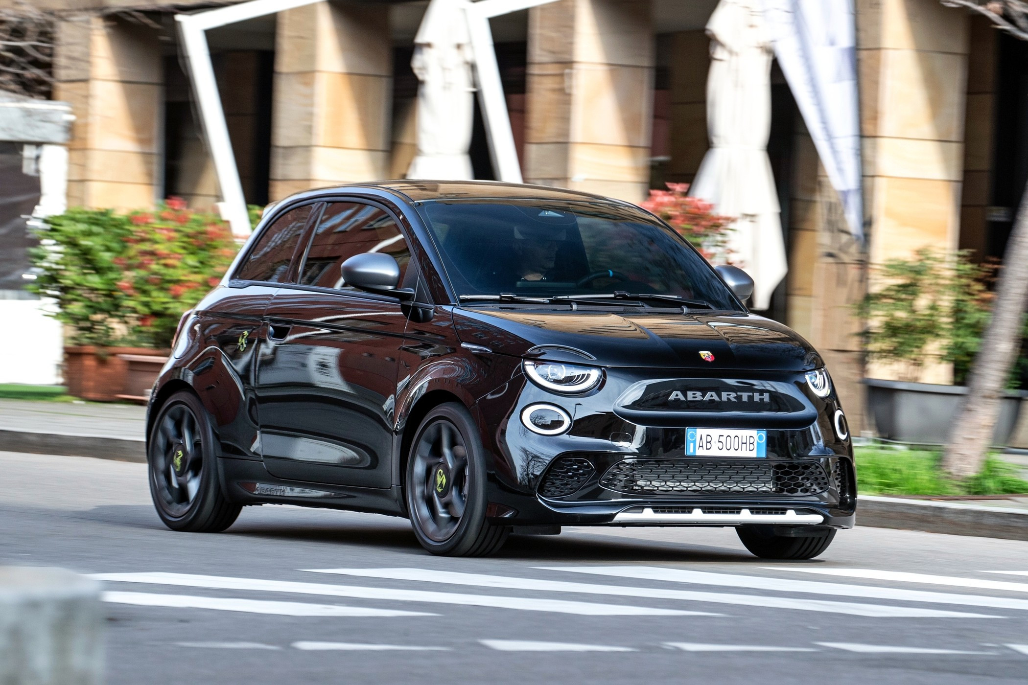 Abarth хочет вернуть модели с ДВС, потому что электромобили провалились на рынке