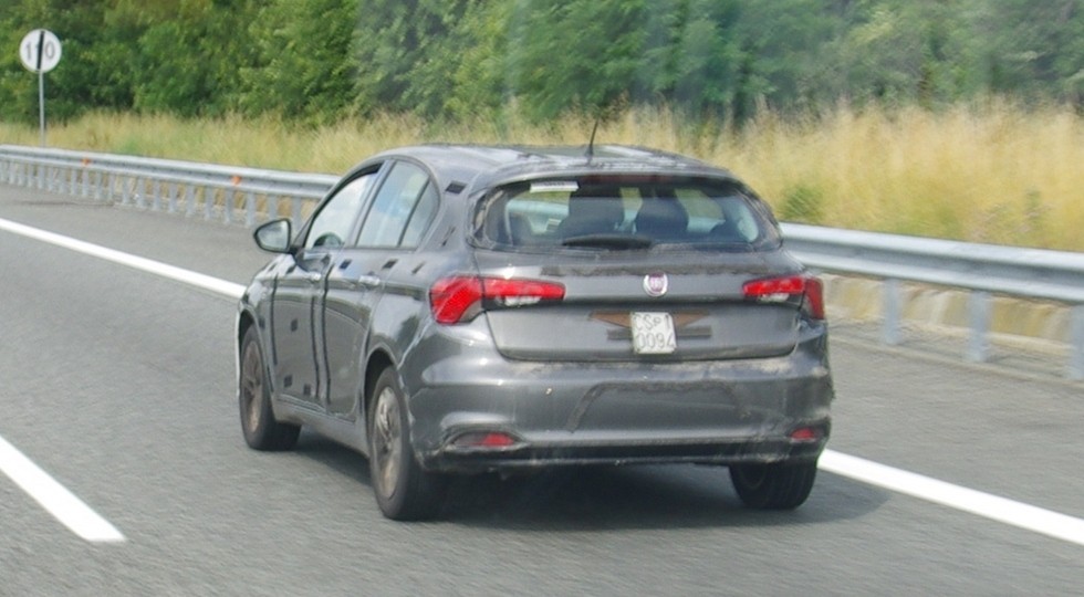 На фото: хэтчбек Fiat Tipo, пойманный на дорогах Италии