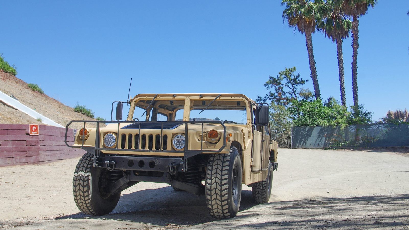 Hummer AM General HMMWV M998 спереди (3)