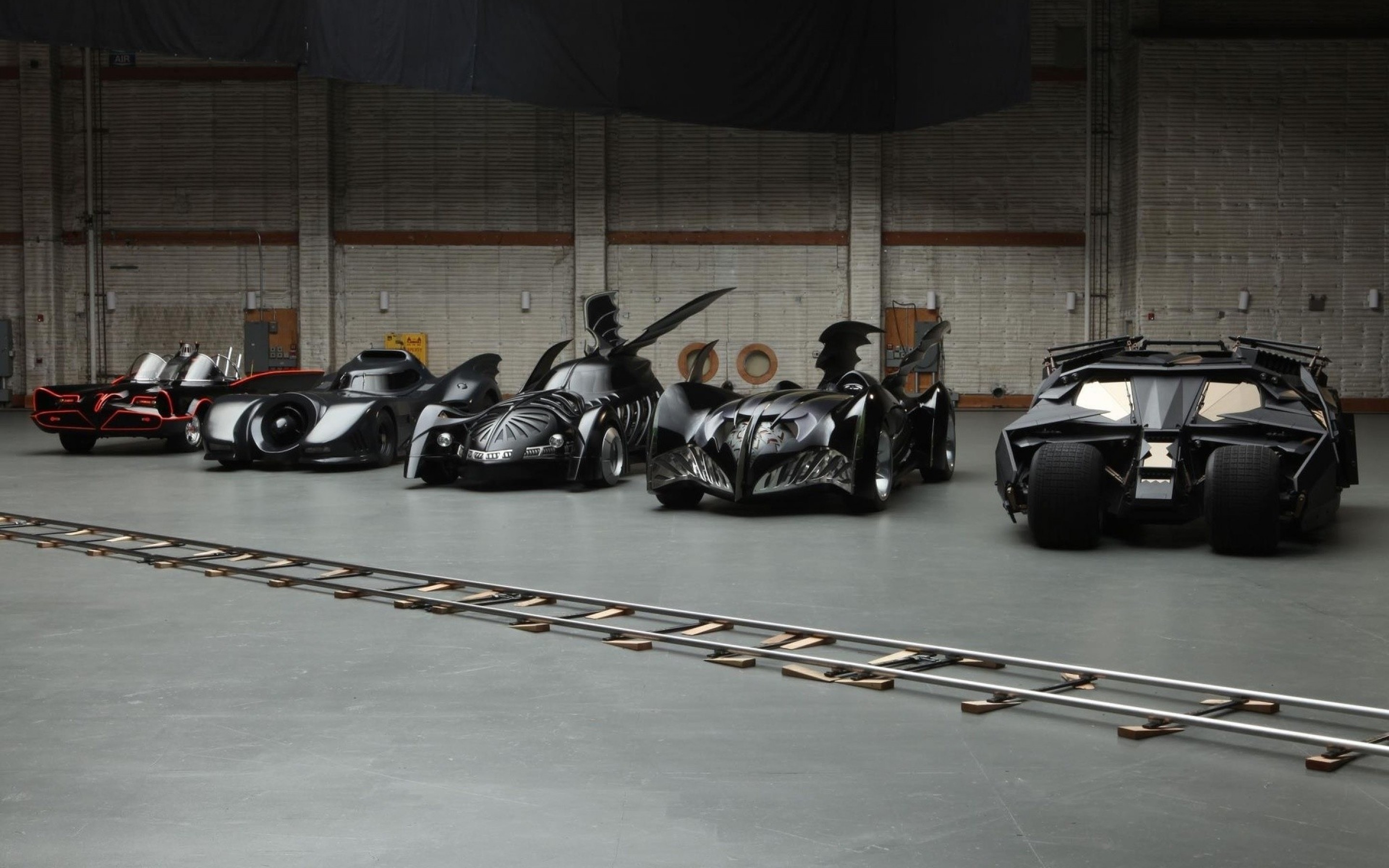 Реалистичная автомобильная реплика Бэтмобиля из фильма “Бэтмен: начало”