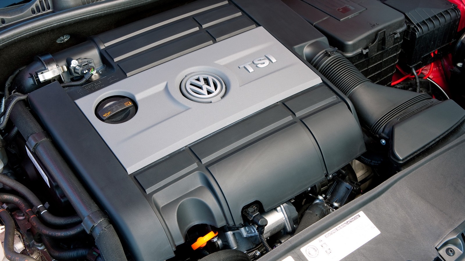 На фото: Под капотом Volkswagen Golf GTI 5-door (Typ 5K) '2011