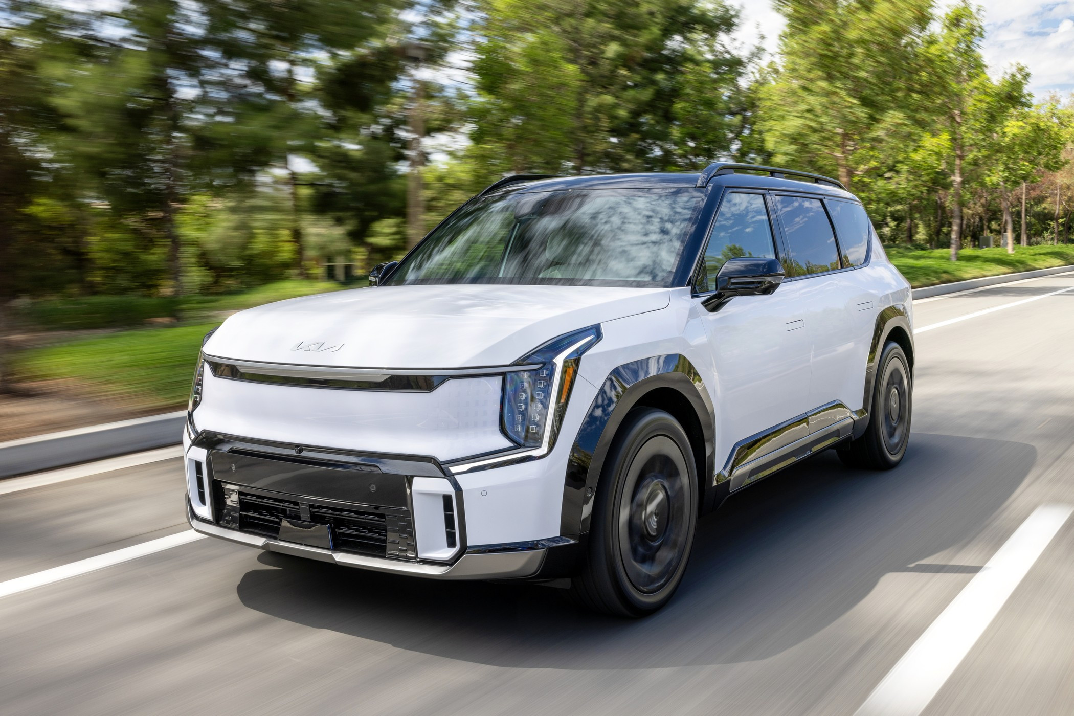 Kia EV9 чуть подорожал на фоне стагнации продаж, топ-версия GT по-прежнему недоступна
