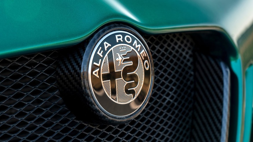 На фото: логотип Alfa Romeo