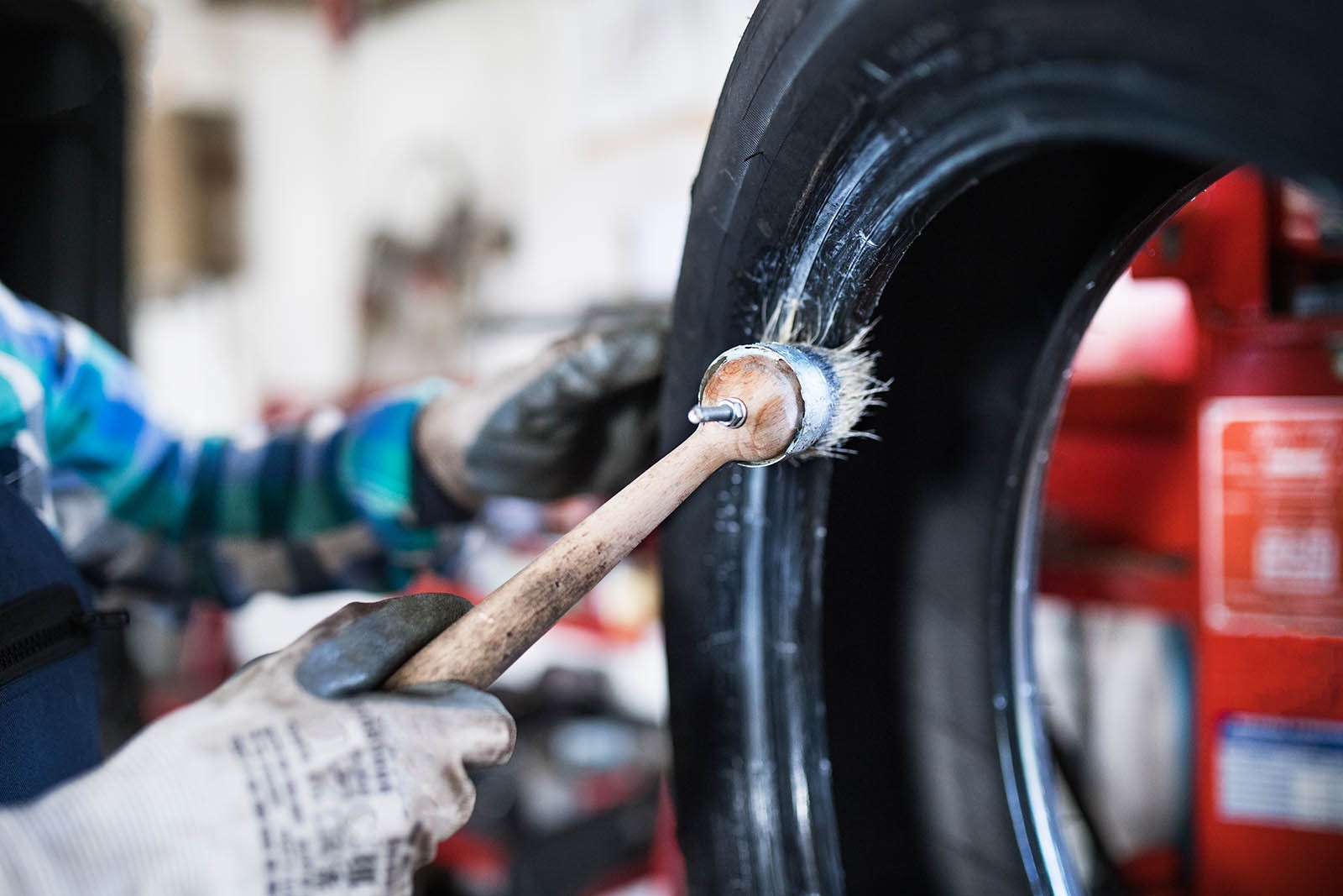 Чтобы не запороть колесо: как отличить хорошего мастера шиномонтажа от профана