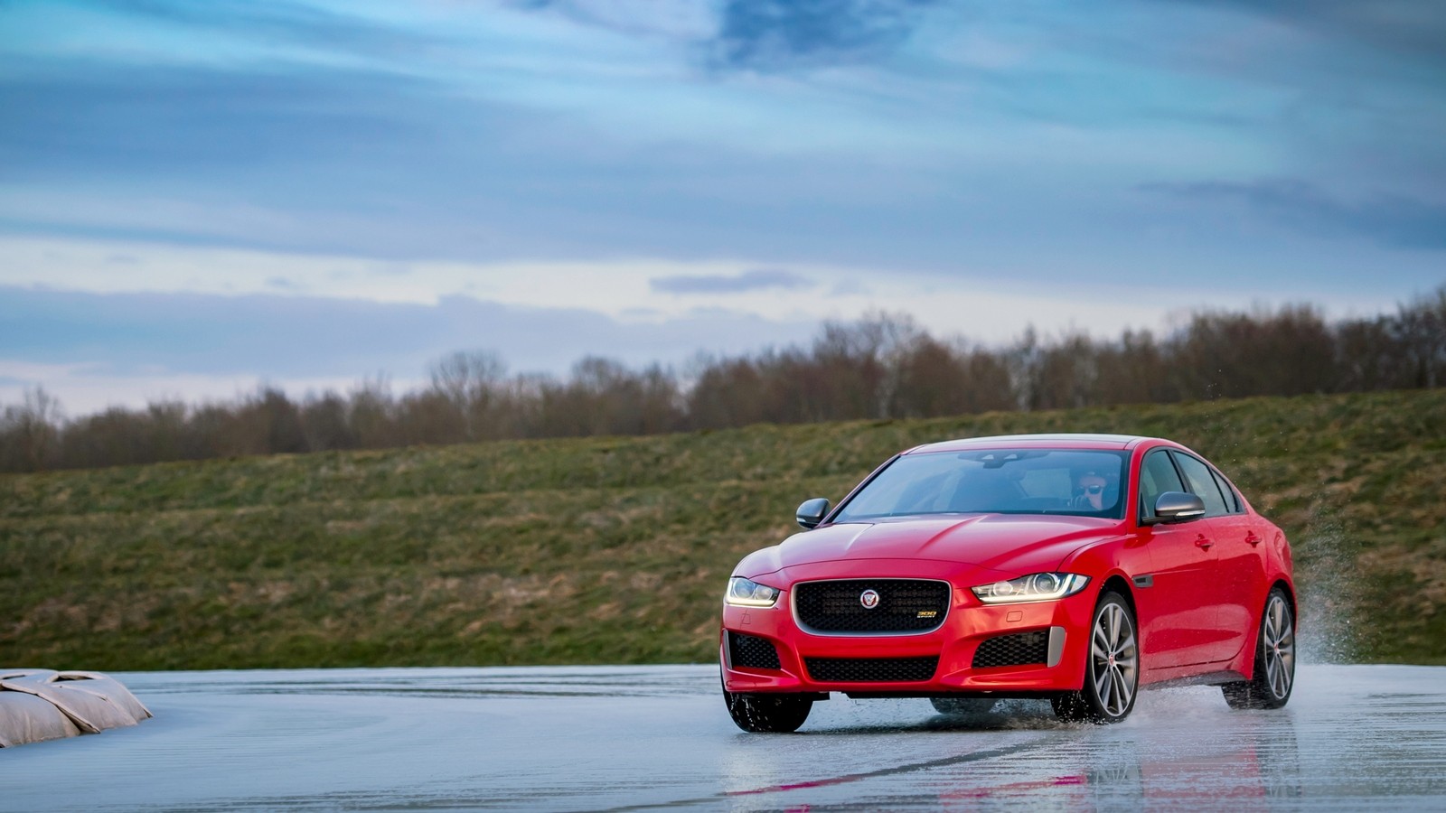 jaguar_xe_300_sport_95