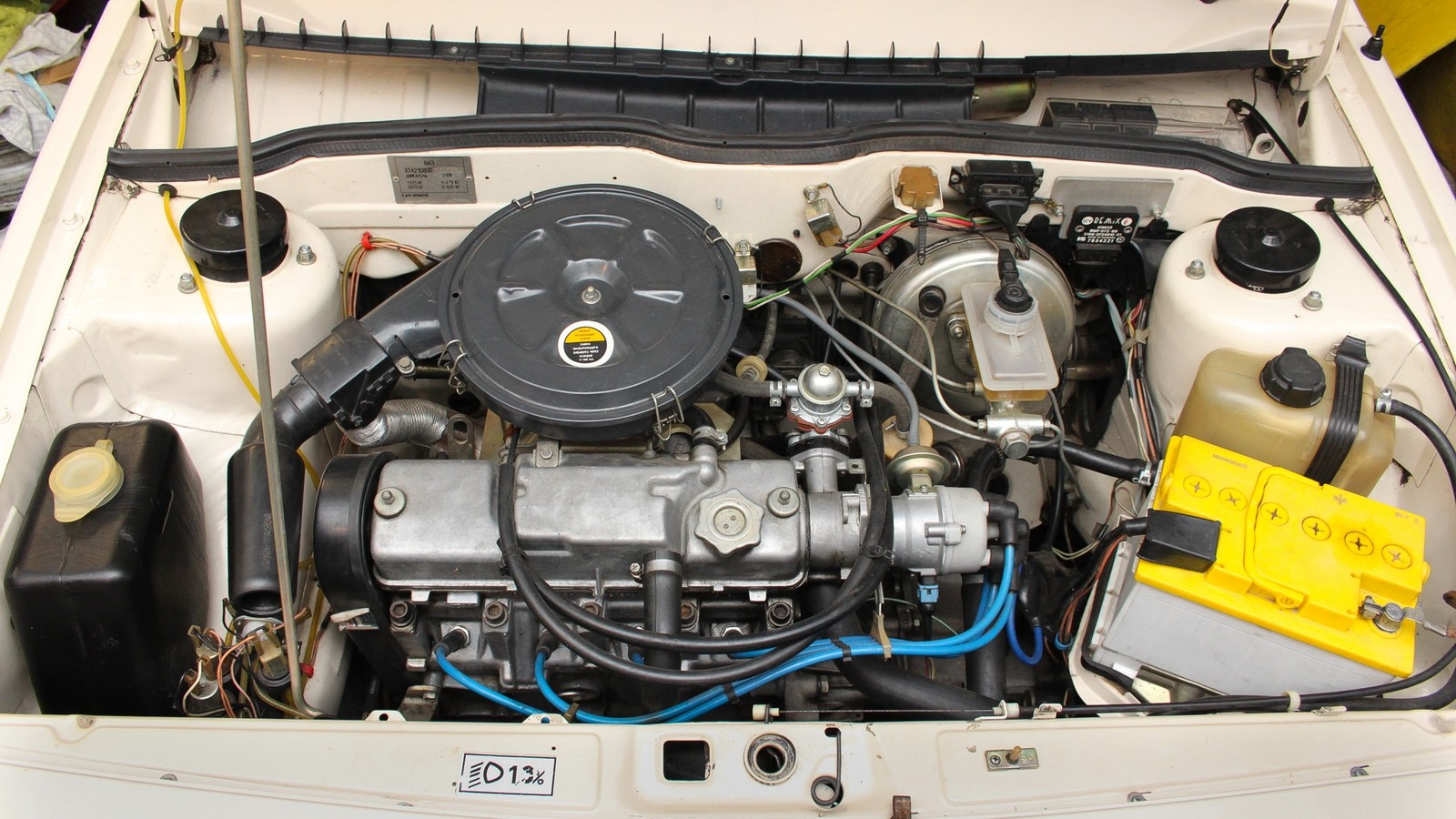 1300-кубовый двигатель славился своим «боевым» характером. Черный непрозрачный бачок омывателя на серийных ВАЗ-2108 практически не встречался.
