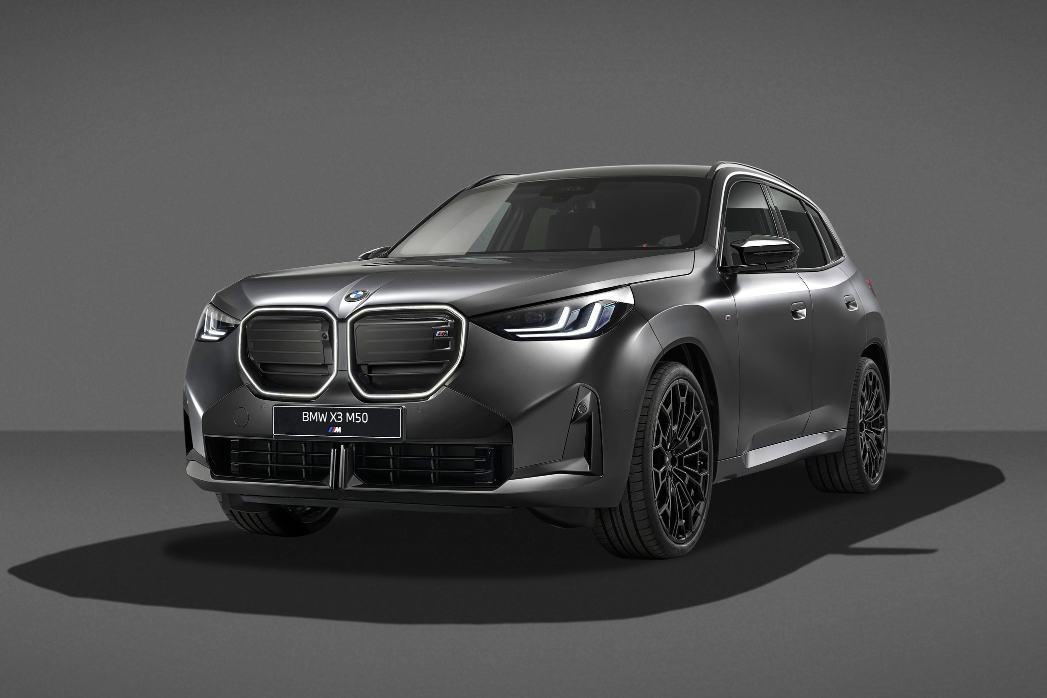 Обновки для BMW X3 M50 xDrive: больше мощности и пакет Black Package