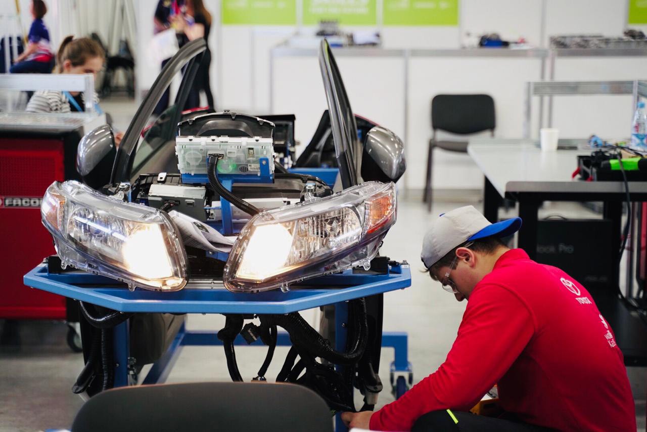 Доказано WorldSkills 2019: чемпионский уровень мастерства по ремонту и сервисному обслуживанию в дилерских центрах Тойоты