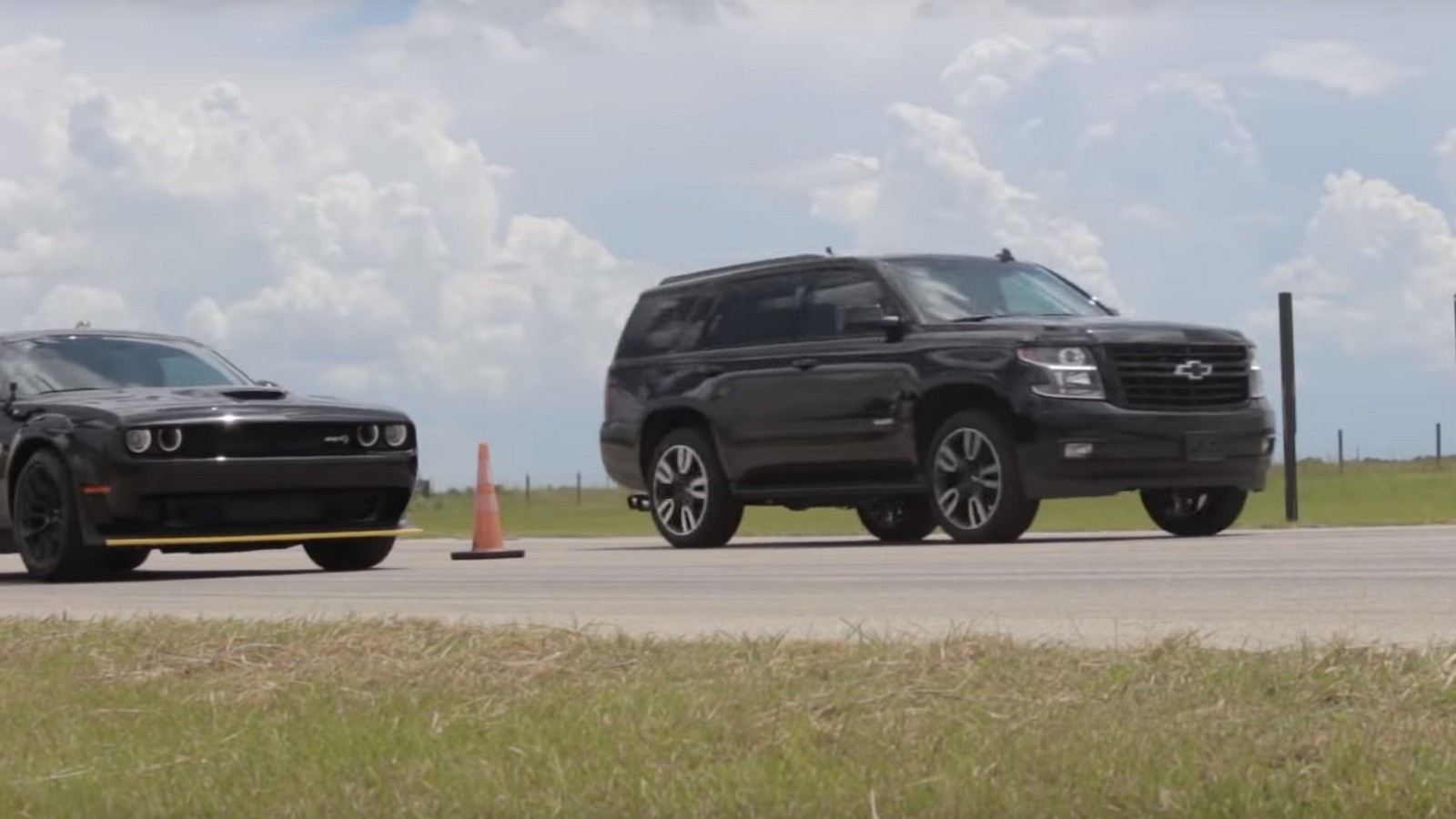 dodge-challenger-srt-hellcat-vs-chevrolet-tahoe-rst-3