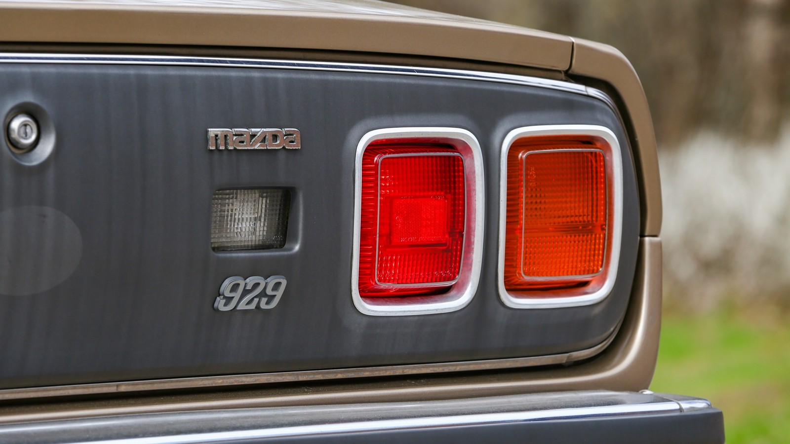 Mazda 929 коричневая фонари