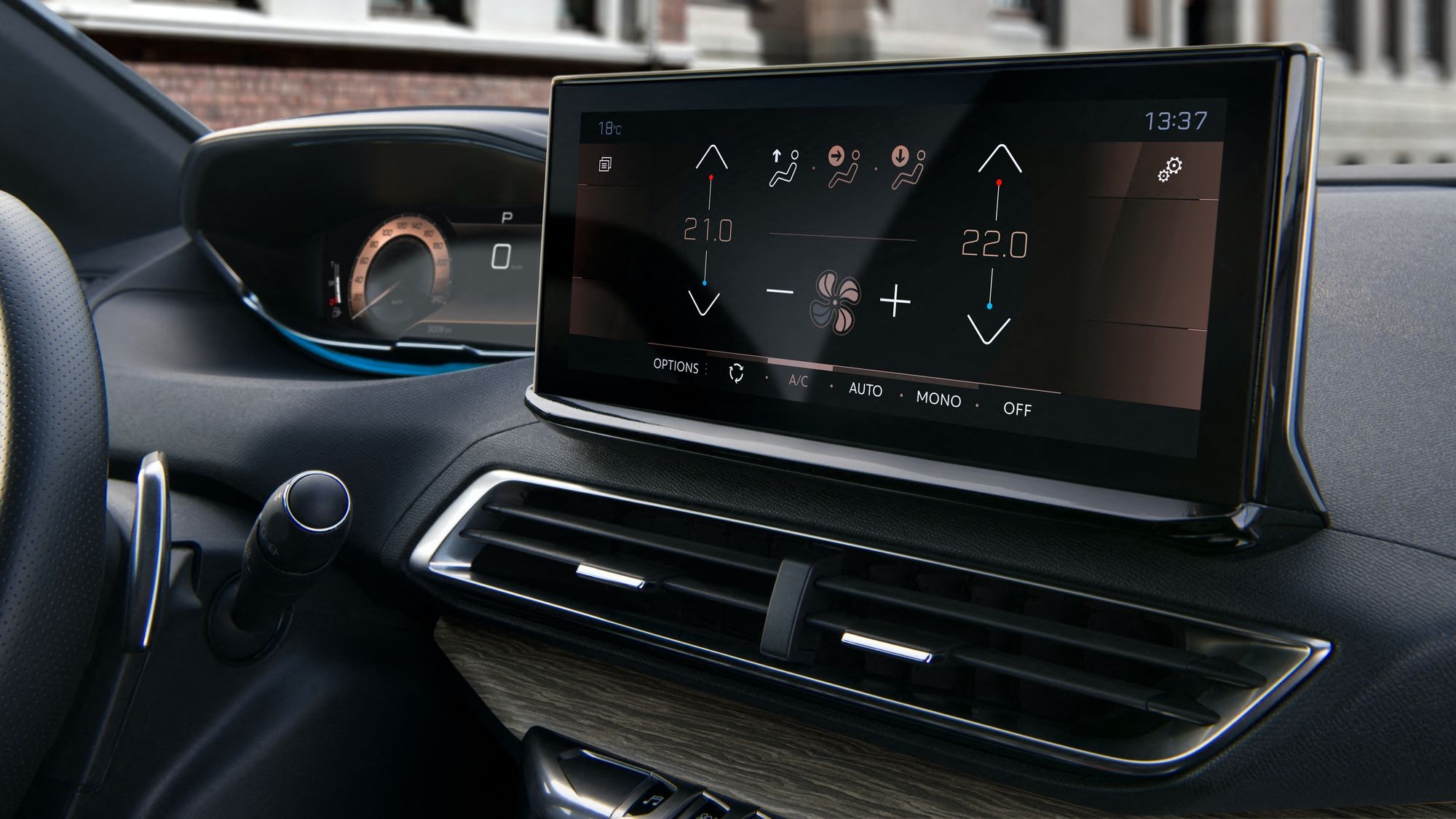 Обновлённый Peugeot 3008: теперь со светодиодными «клыками» и ночным «зрением»