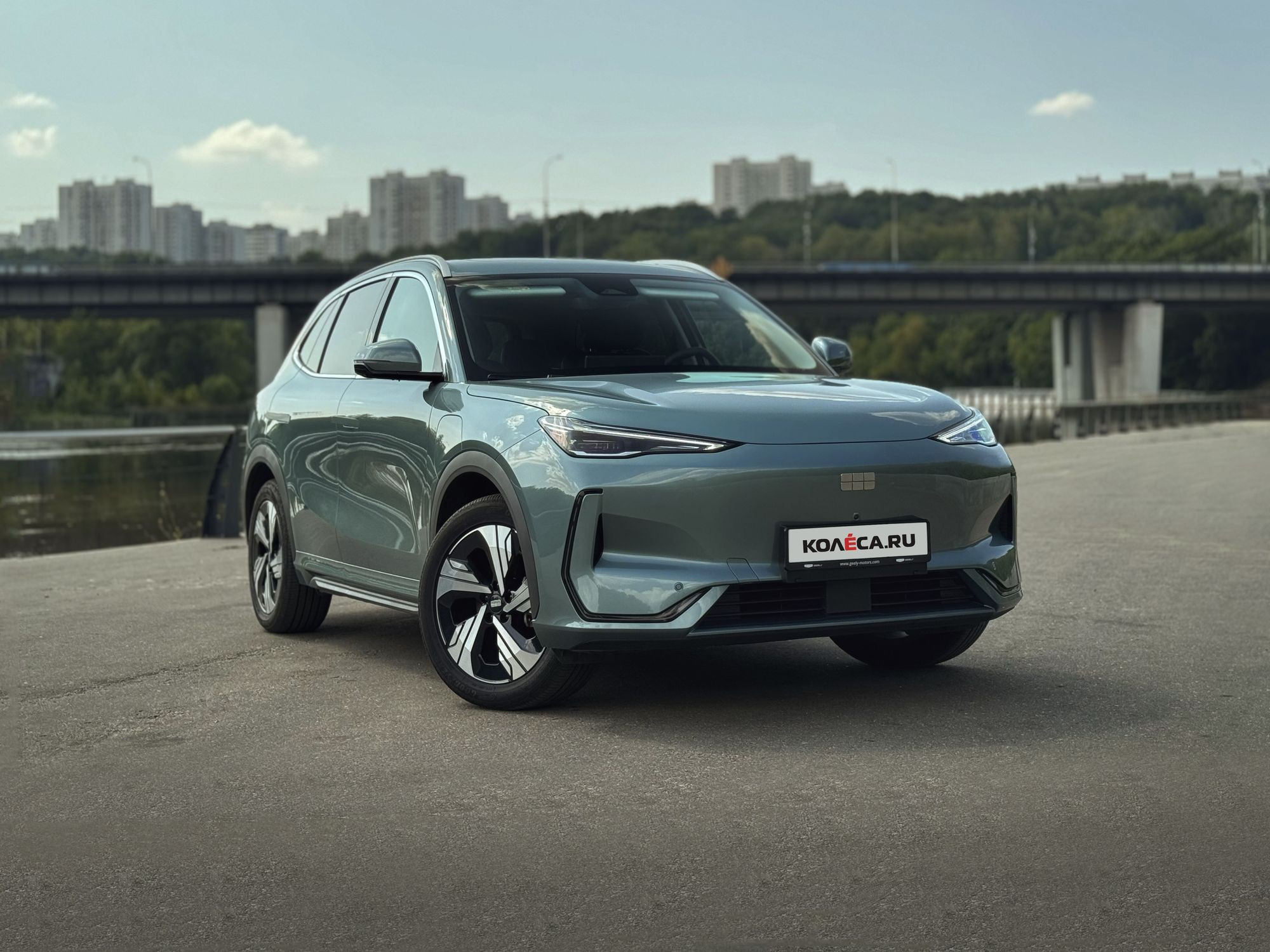 Зарядить быстрее, чем настроить: тест-драйв Geely EX5