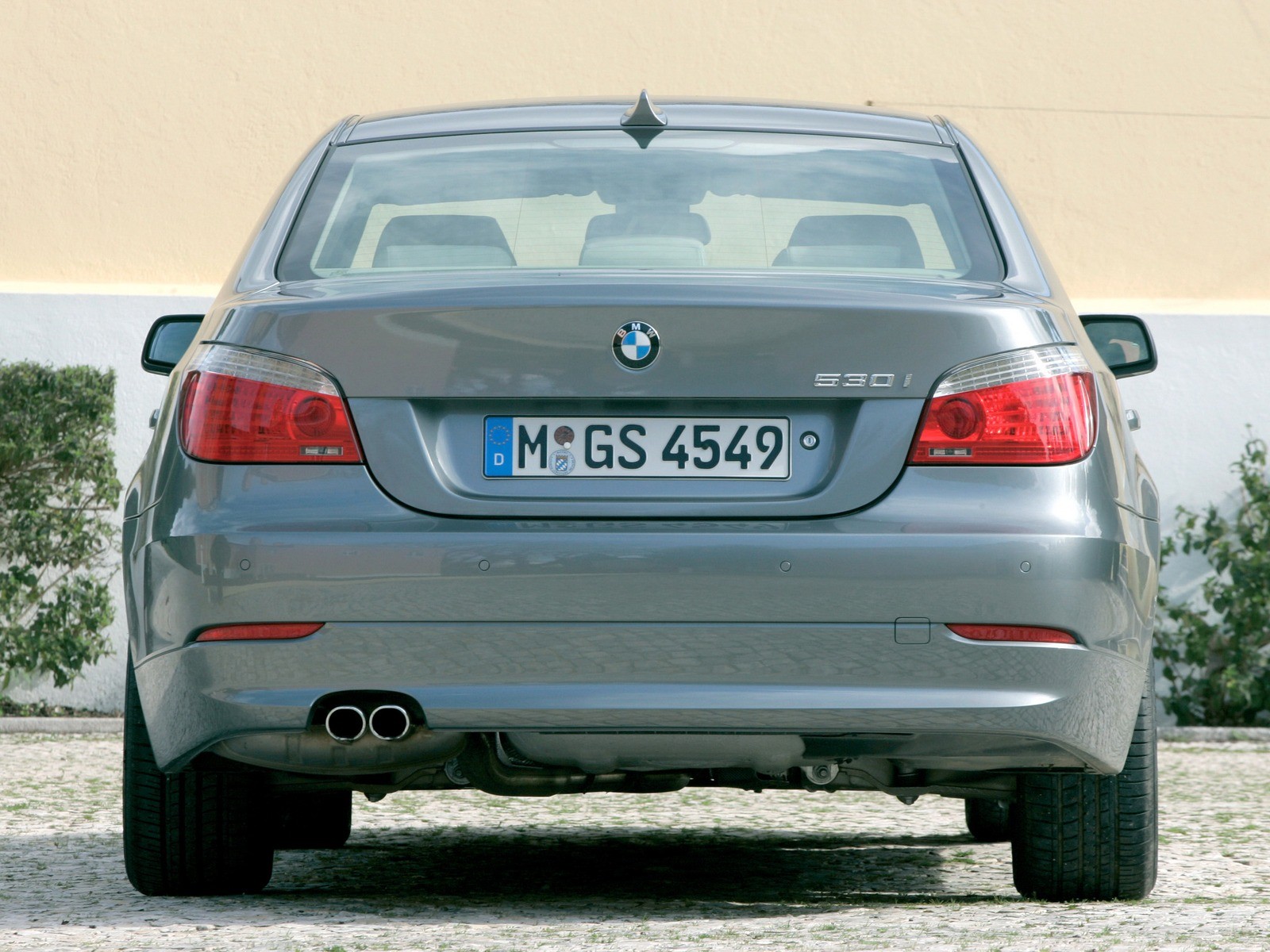 BMW (E60) вид сзади