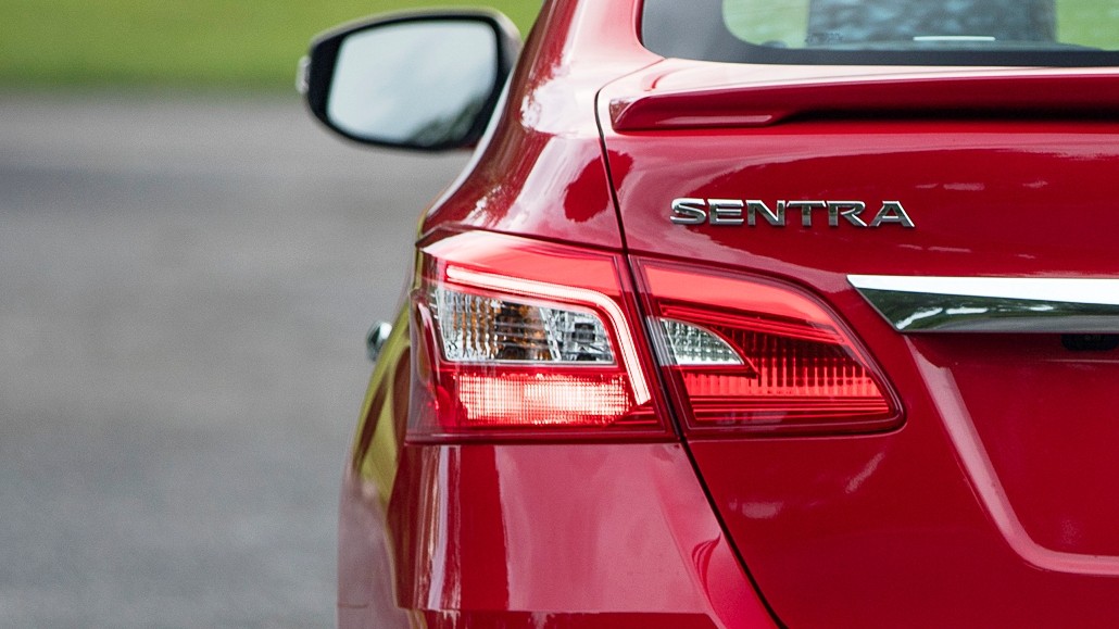 Крупный отзыв Nissan Sentra из-за неработающих стоп-сигналов: загрязнён выключатель
