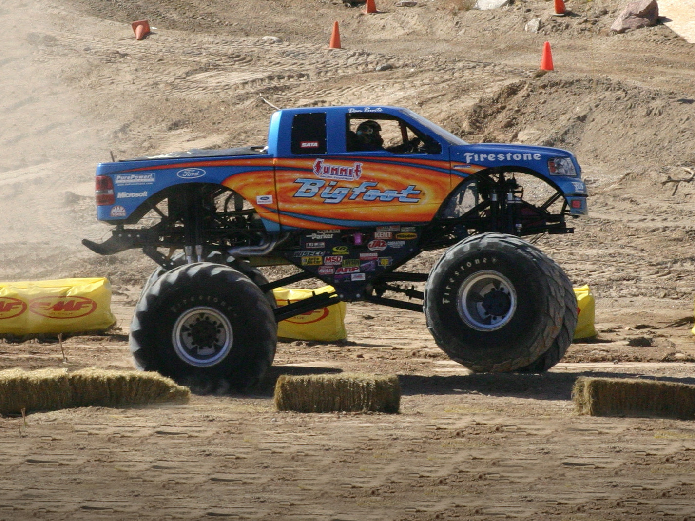 Рычи, дави, прыгай, взорвись: лучшие видео о монстр-траках