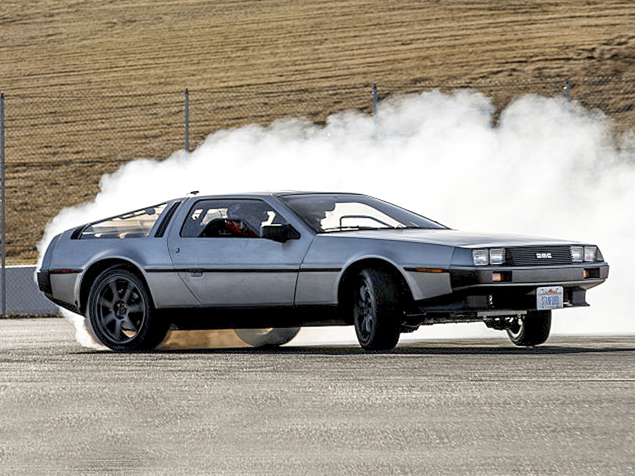 Доку Брауну на зависть: GMC DeLorean "отжигает" на автопилоте