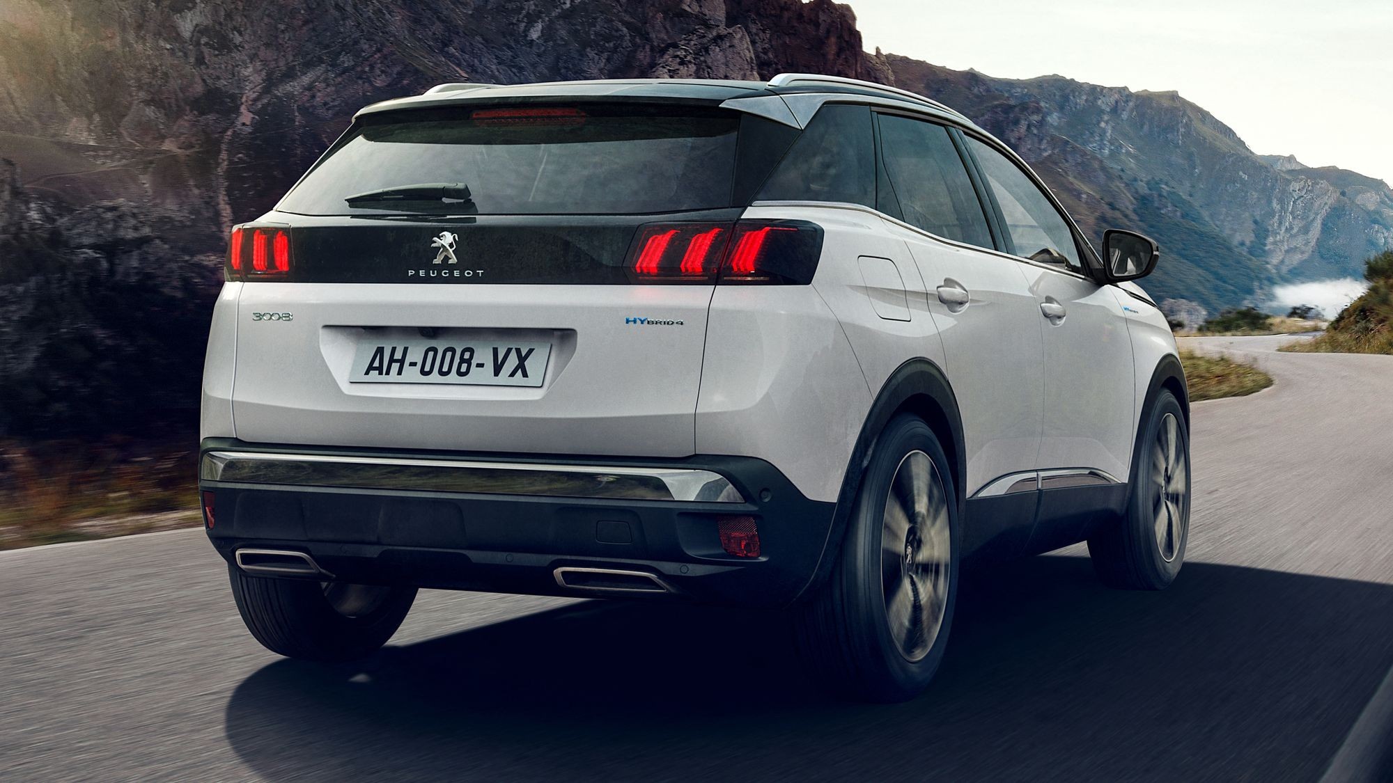 Обновлённый Peugeot 3008: теперь со светодиодными «клыками» и ночным «зрением»