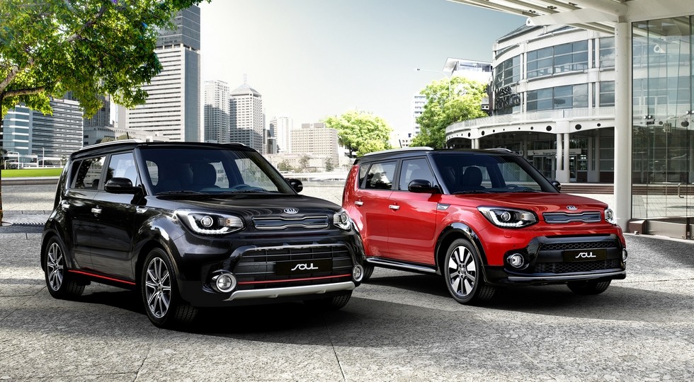 На фото: слева - новый Kia Soul GT, справа - стандартная модель