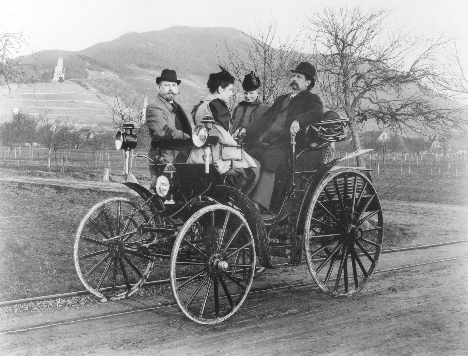 Carl und Bertha Benz mit Benz-Victoria