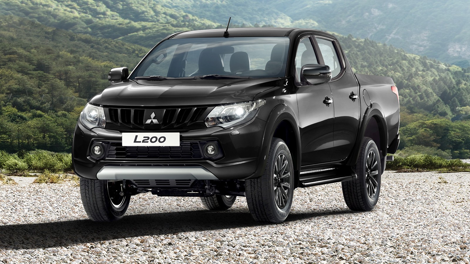 На фото: Mitsubishi L200 в версии Black line