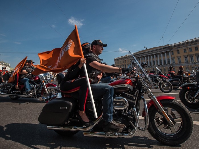 Сеть АЗС "Газпромнефть" заправила топливом G-Drive мотофестиваль Harley® Days