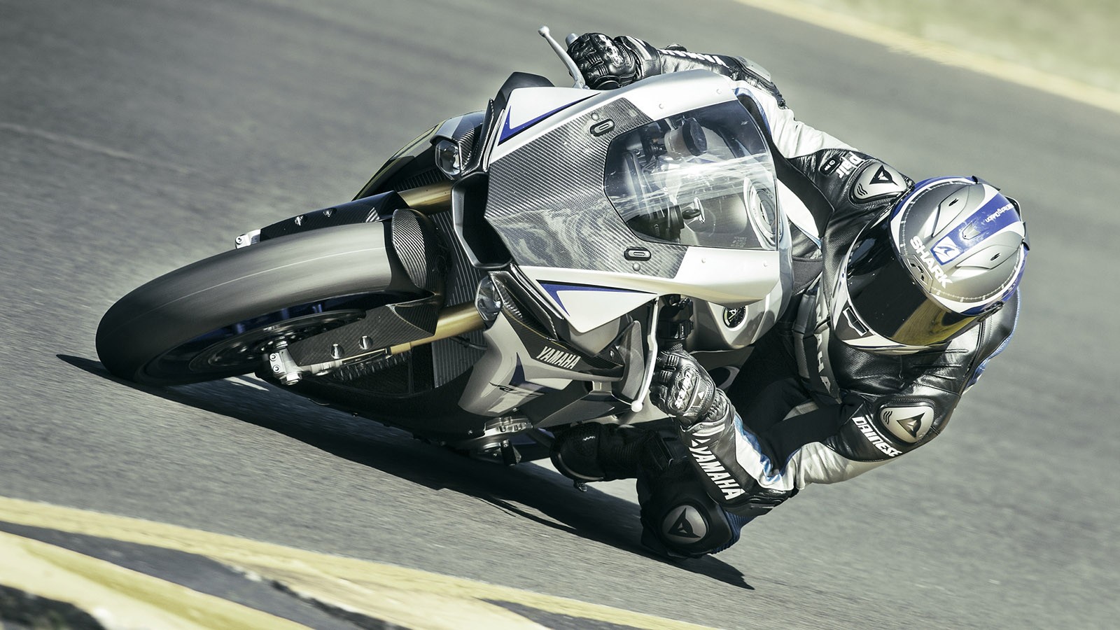 2015-Yamaha-YZF1000R1SPL-EU-Silver-Blu-Carbon-Action-002