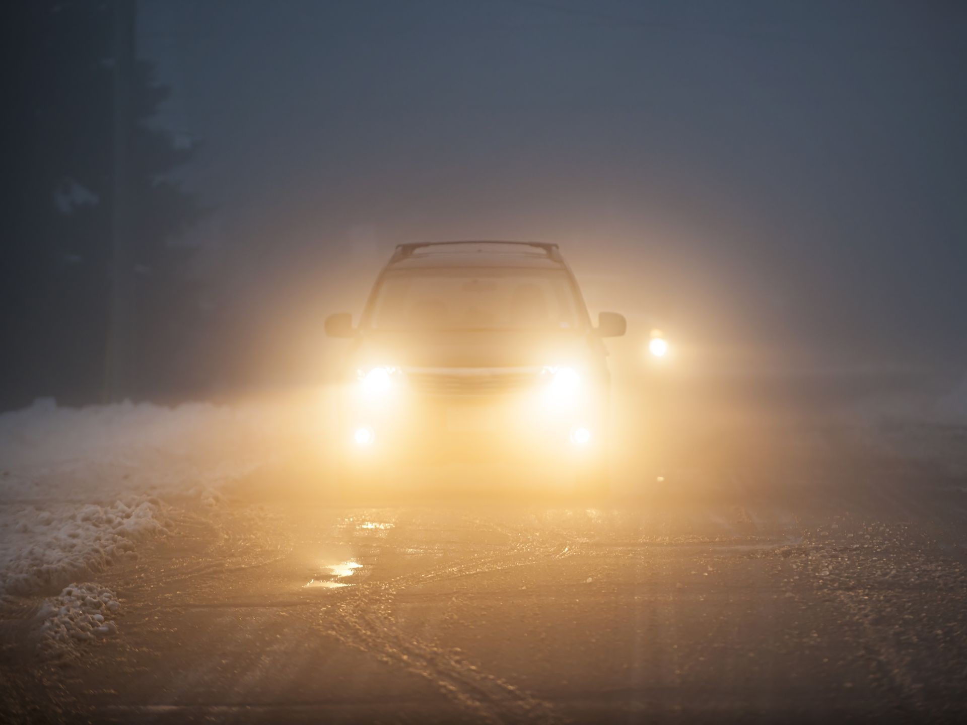 Белый снег слепит глаза. Машина в тумане. Свет фар авто. Плохая видимость на дороге. Машина в тумане ночью.