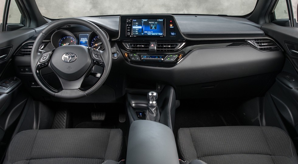 На фото: салон Toyota C-HR