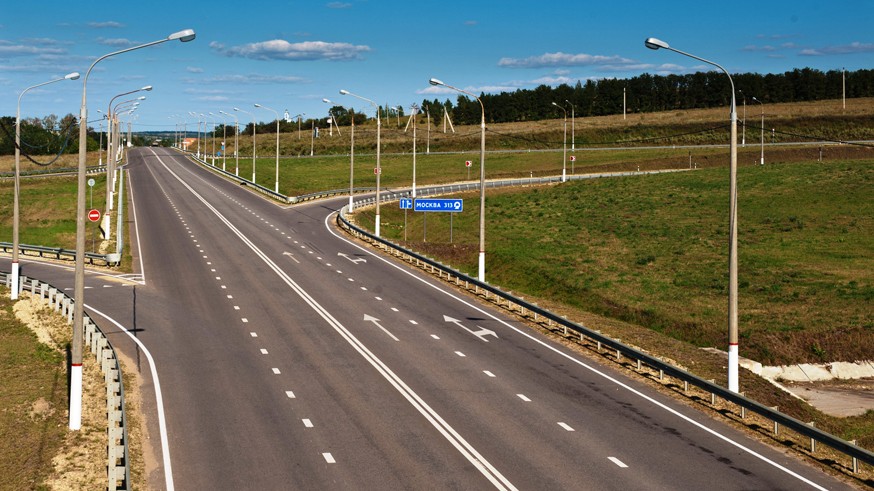 По платным трассам с ограничениями: на дорогах в РФ изменился скоростной режим