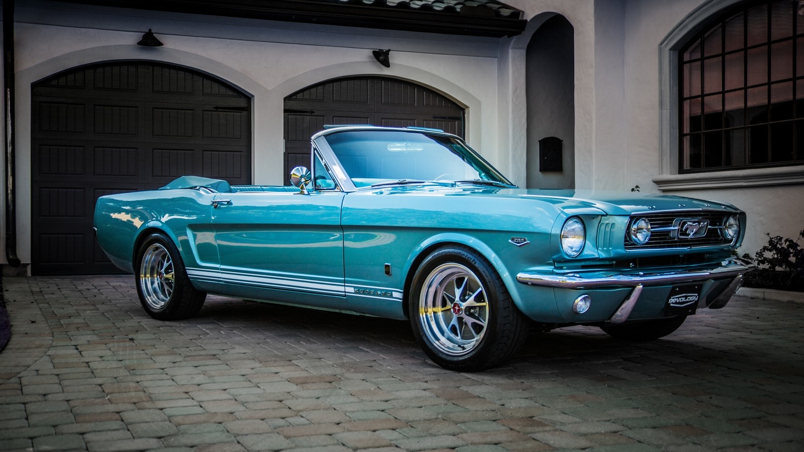 На фото: Revology Ford Mustang