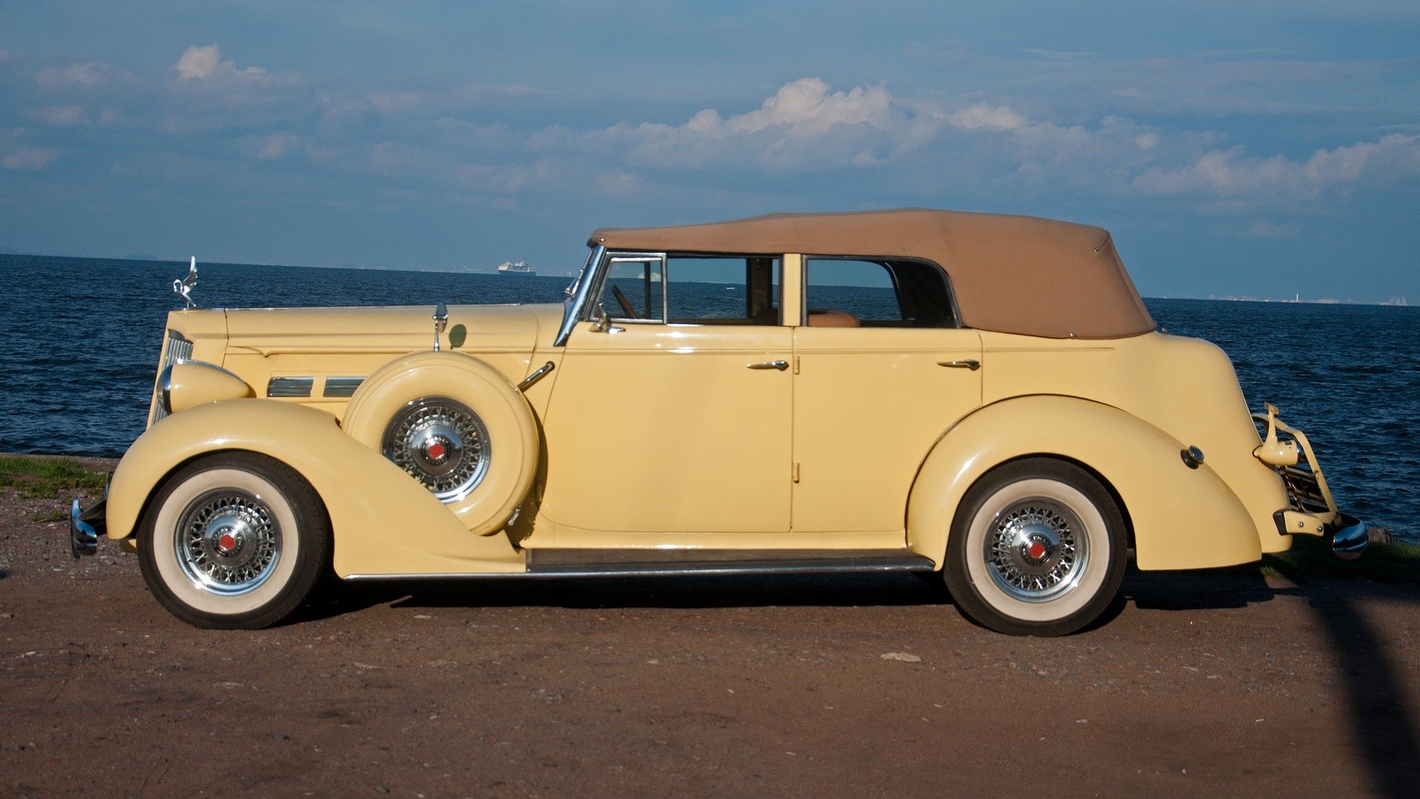 Packard Eight 1937 сбоку