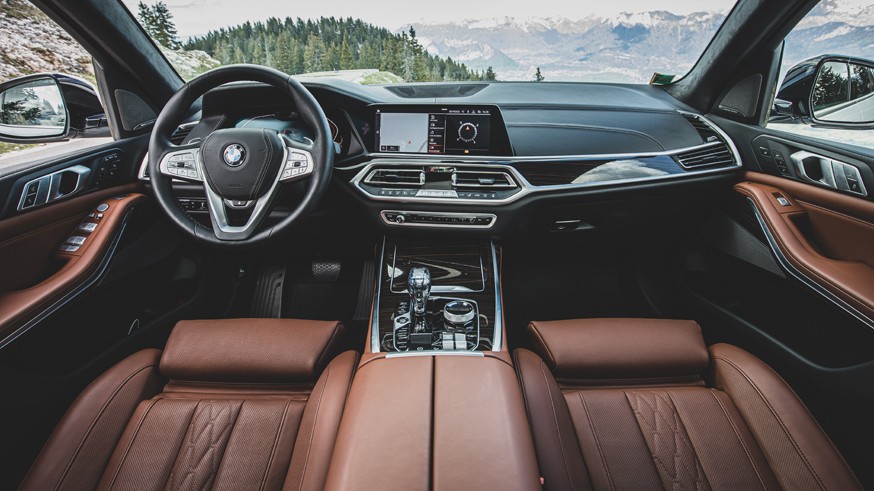 BMW готовит к премьере обновлённый кроссовер X7: новое изображение
