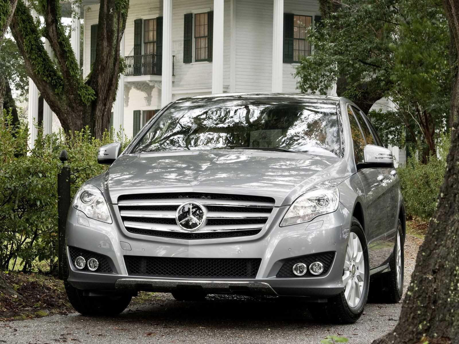 Почти GL, но на полмиллиона дешевле: стоит ли покупать Mercedes-Benz R-class за 1,2 миллиона