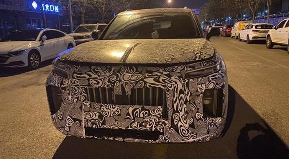 Дорогой китайский SUV снова засветился на фото: в стиле Rolls-Royce, но с двухъярусной оптикой