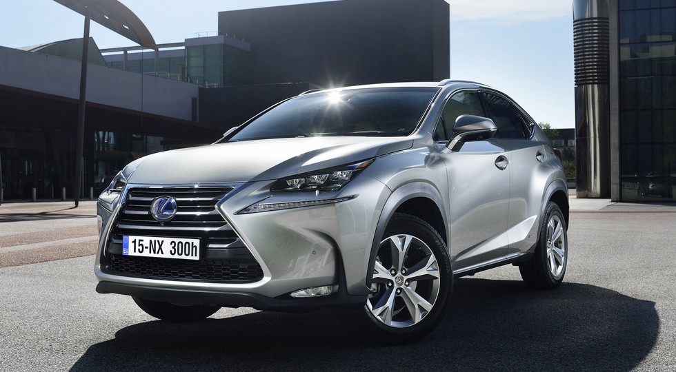 На фото: Lexus NX 300h