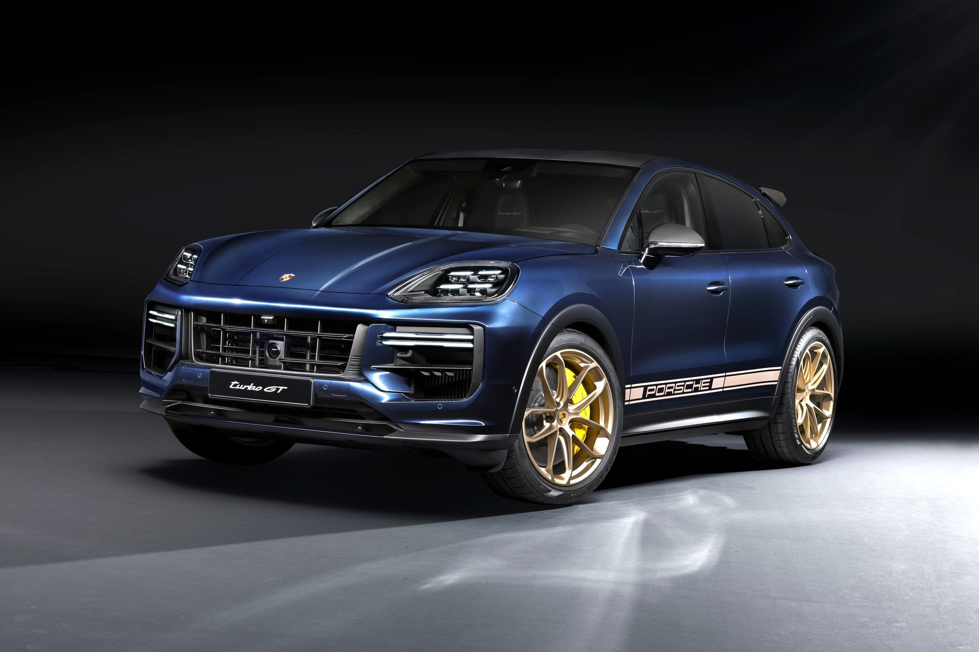 Porsche пессимизирует электромобильные планы: бензиновому Cayenne продлили жизнь0