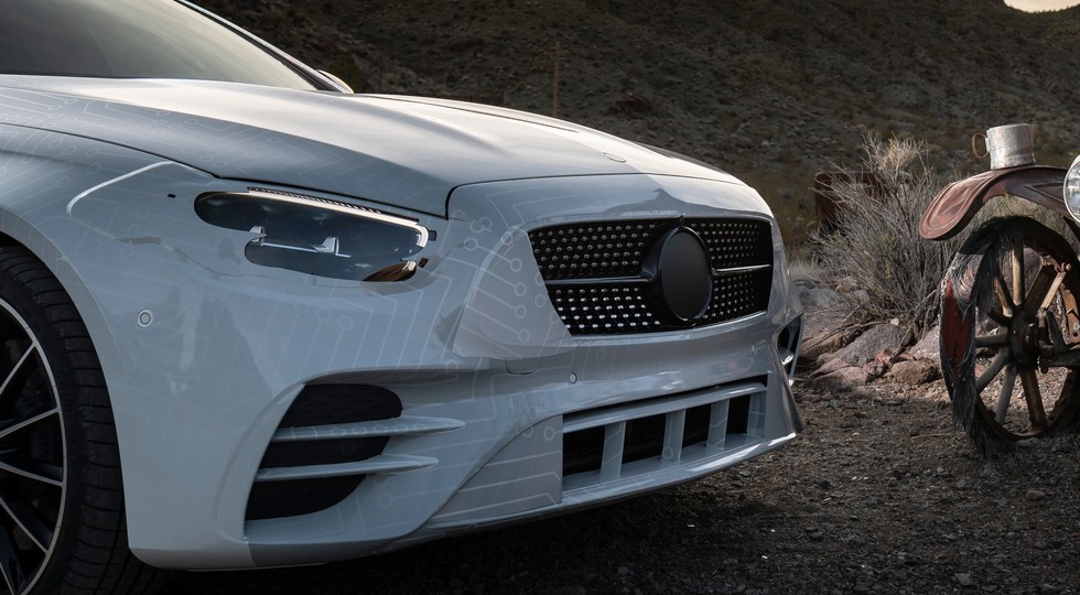 Mercedes E-Class блеснул новой оптикой: с «дешёвым» C-Class уже не перепутаешь