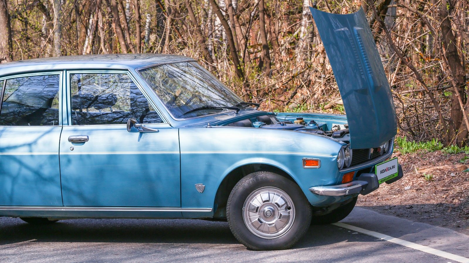 Mazda RX-2 голубая с открытым капотом (2)