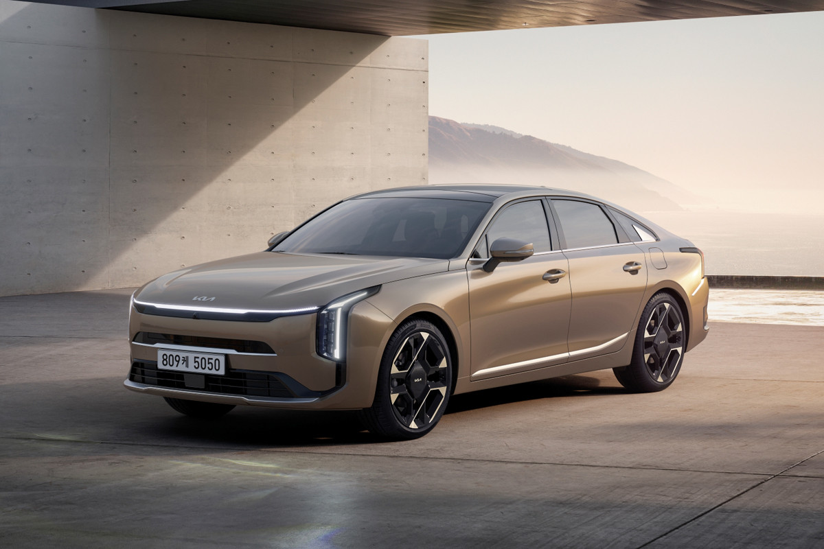Большой седан Kia K8 получил скромные обновки к следующему модельному году