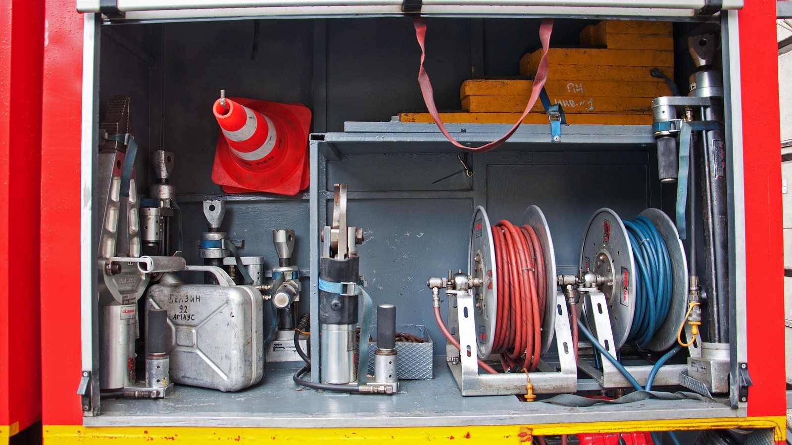 Вода пожарно техническая. Пожарно-техническое оборудование. Пожарный комплект автомобиля. Пожарная охрана оборудование. ПТВ И оборудование.